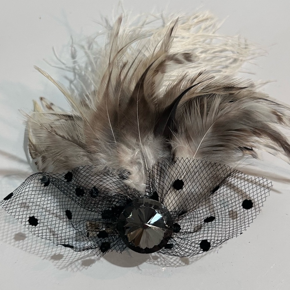Feather Fascinator Clip Brooch w/ Crystal & Polka Dot Netting – Vintage Style